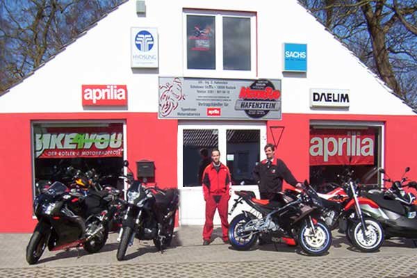 Mitarbeiter von Motorrad-Hafenstein vor dem Gesch&auml;ft
